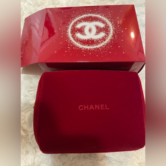 Authentic Chanel red velvet cosmetic case with box - Picture 2 of 2